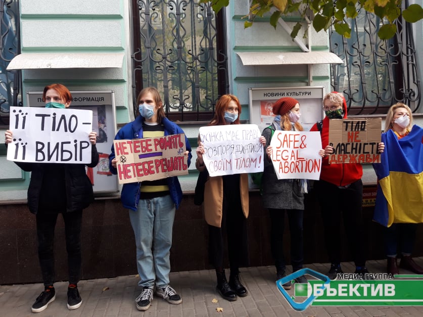 У Харкові пройшла акція на підтримку полячок, яким майже повністю заборонили аборти (фото, відео)