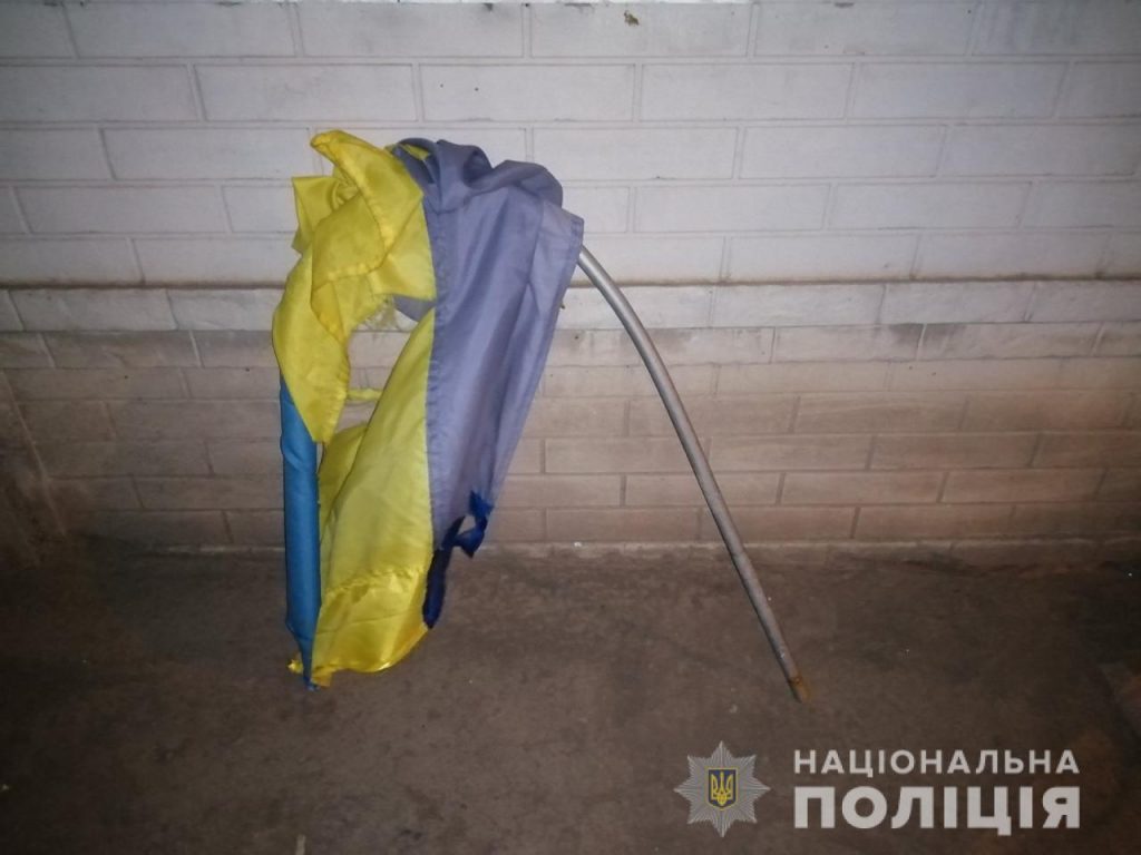 Поліція знайшла підлітка, який вчора ввечері пошкодив прапор України у Харкові