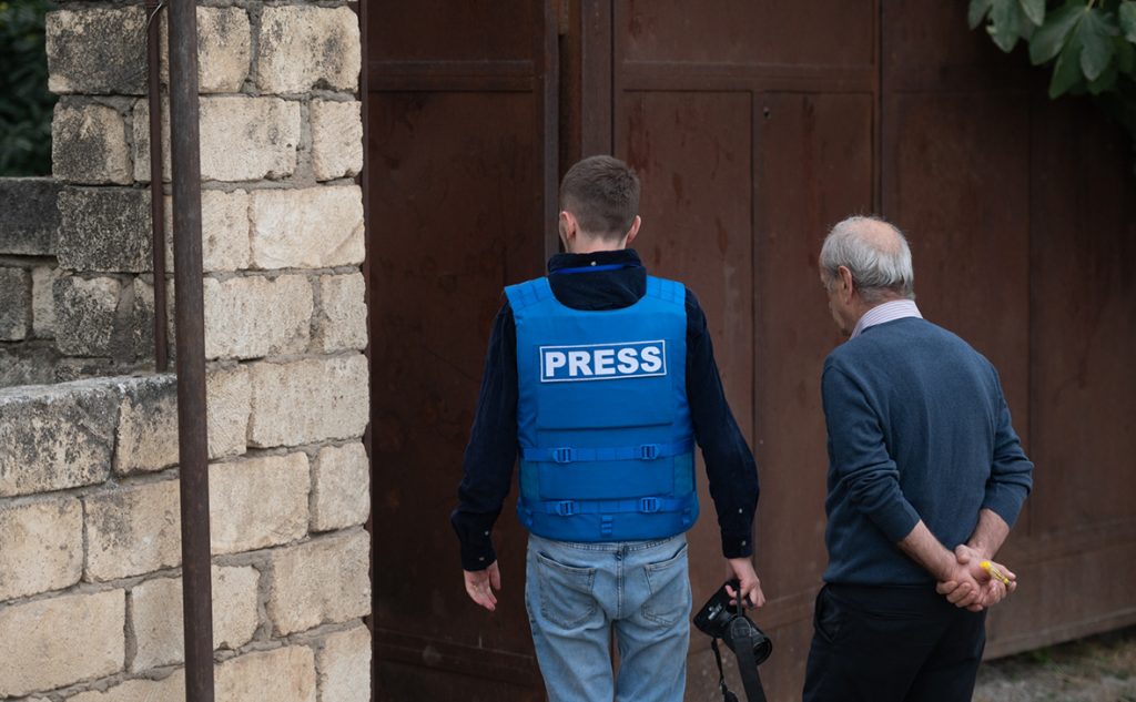 Журналисты из разных стран попали под обстрел в Нагорном Карабахе