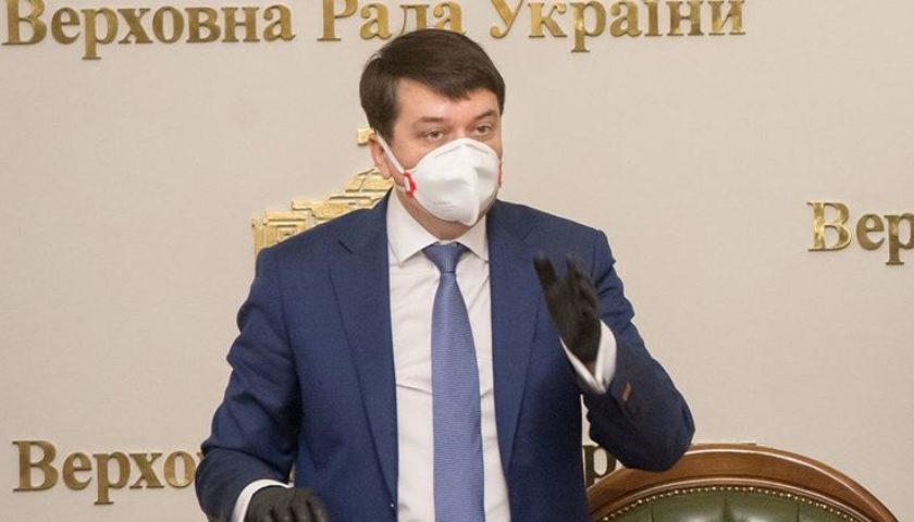 Якщо вони сьогодні балотуються, люди за них віддають голоси, то треба змінювати місце роботи, — Разумков