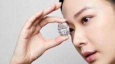 На аукціоні Sotheby’s у Гонконгу було продано безколірний діамант, вага якого перевищила 100 карат