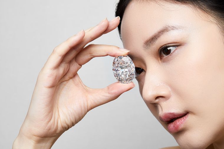На аукціоні Sotheby’s у Гонконгу було продано безколірний діамант, вага якого перевищила 100 карат