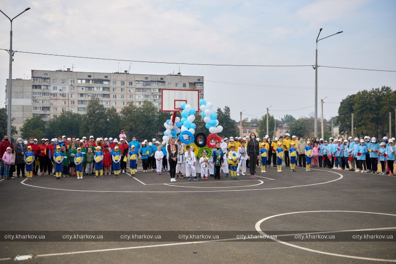 В харьковской школе №61 открыли обновленный стадион