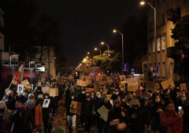В Варшаве масштабный протест — поляки не согласны с запретом абортов (фото, видео)