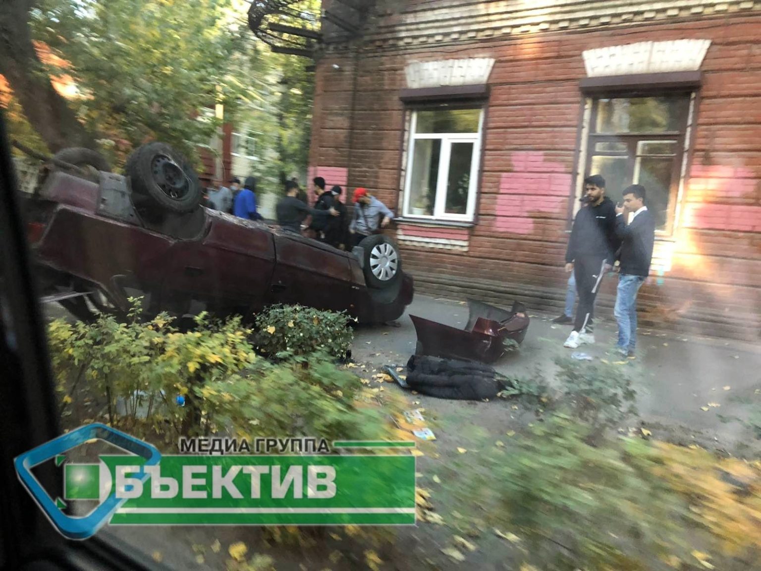 На перехресті вулиць Каразіна та Мироносицькій автомобіль вилетів на тротуар та перекинувся на дах (фото)