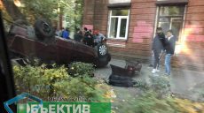 На перехресті вулиць Каразіна та Мироносицькій автомобіль вилетів на тротуар та перекинувся на дах (фото)