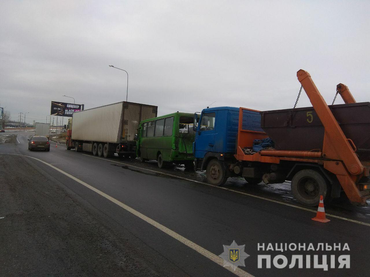 На съезде к проспекту Гагарина произошла аварии с участием двух грузовиков (фото)