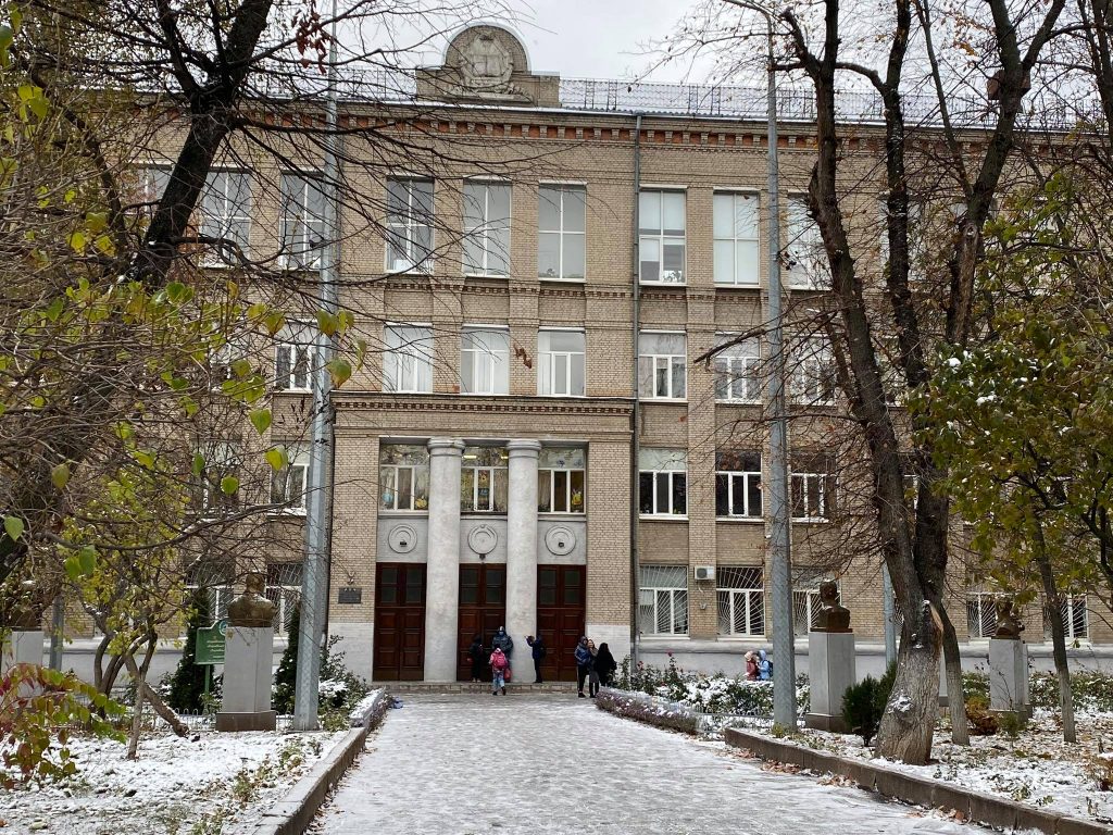 Як у Харкові учні 5-11 класів знов пішли до школи (фото)