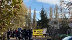 Біля Київського суду у Харкові зібралися активісти Нацкорпусу (фото)