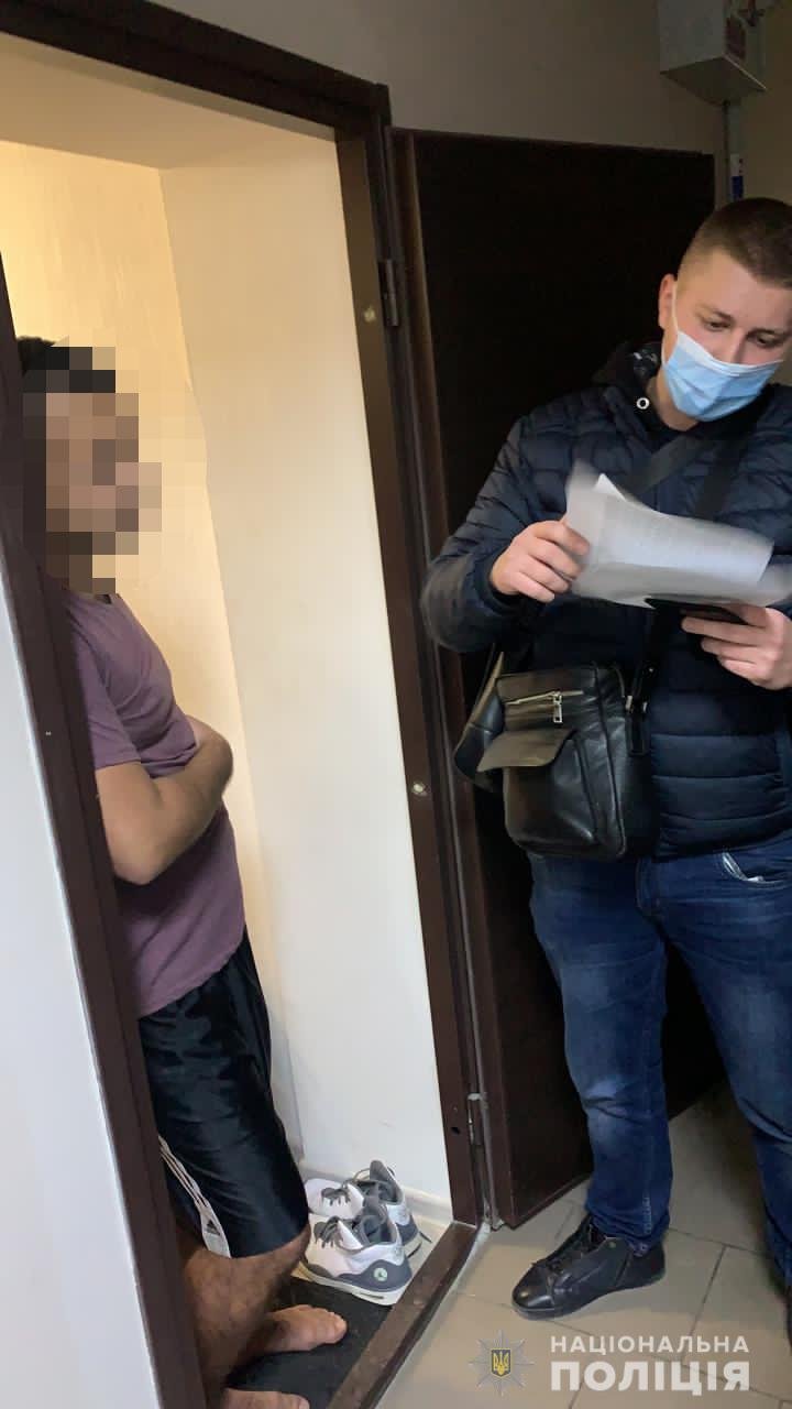 Полиция сообщила мужчине о подозрении в убийстве в ресторане