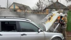 На Харьковщине возле жилого дома сгорел BMW (фото)