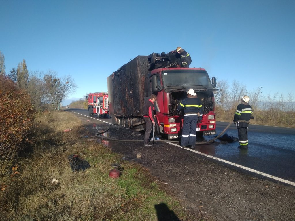 Изюмские спасатели потушили грузовик с 13 тоннами замороженной рыбы (фото)