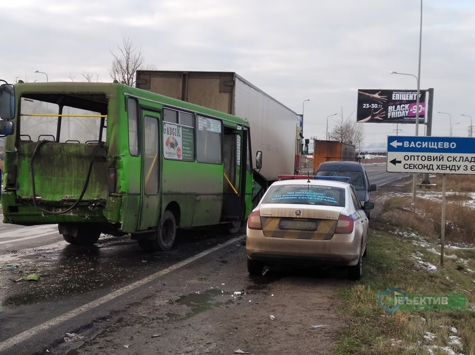 На Кільцевій дорозі у аварію потрапив пасажирський автобус (відео)