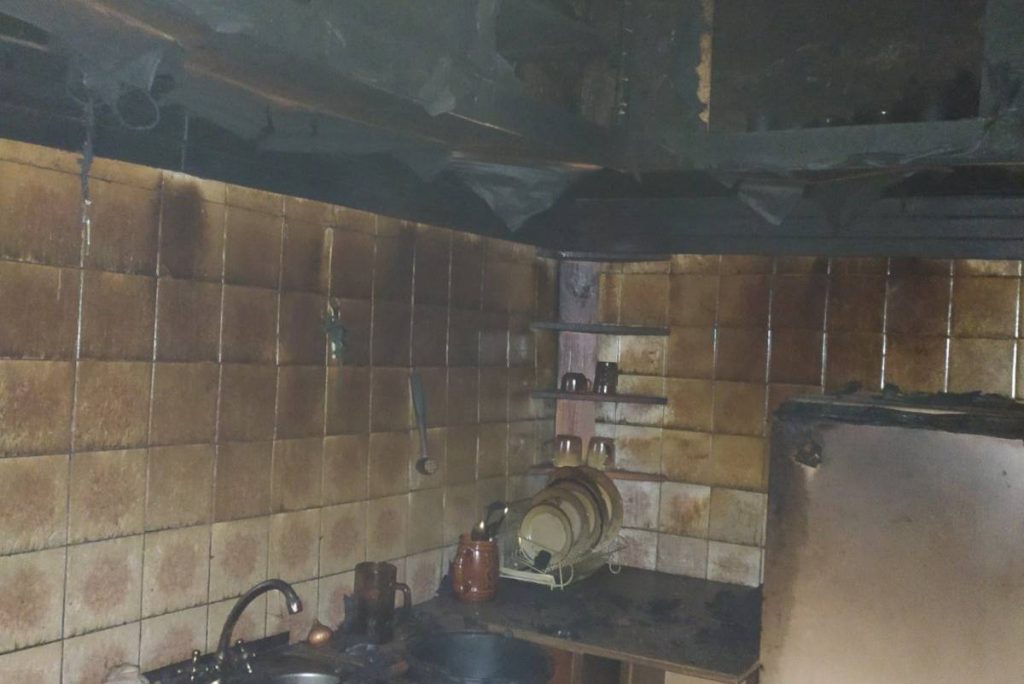 В Волчанске больше двух часов тушили пожар, возникший из-за короткого замыкания (фото)