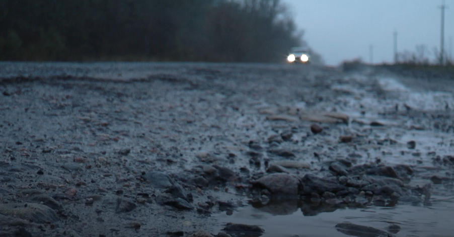 П’ять кілометрів бездоріжжя — на що скаржаться водії на Харківщині (відео)