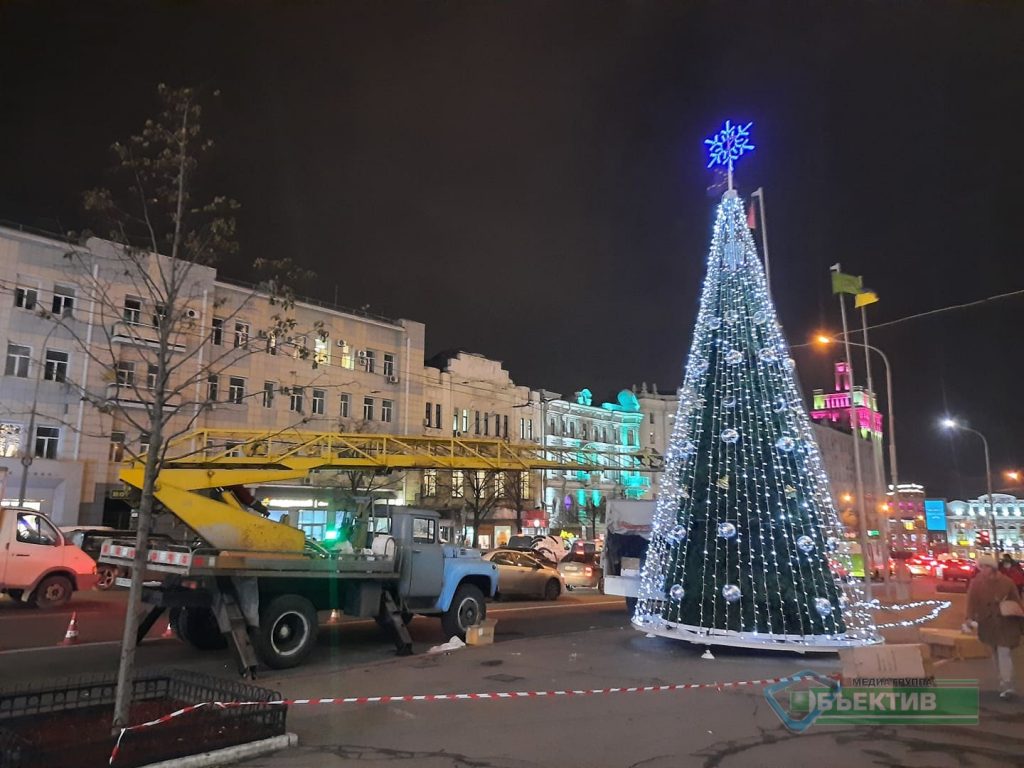 Возле Харьковского горсовета зажгли елку (фото)