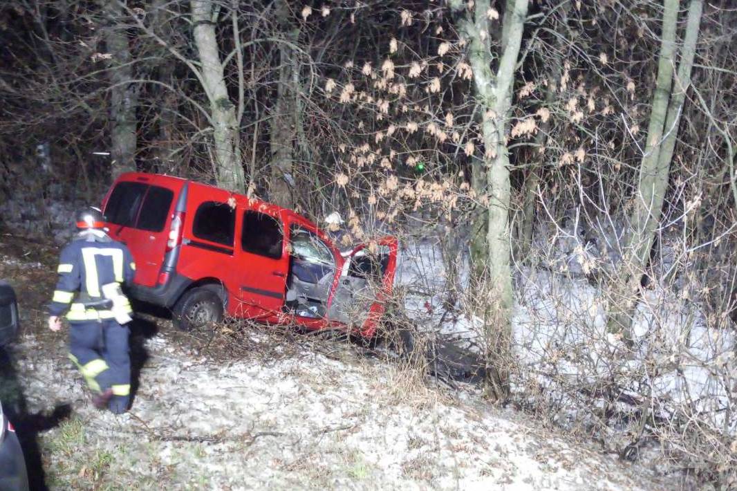 На Харьковщине женщина за рулем Renault слетела в кювет и врезалась в дерево (фото)