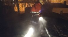 Возле жилого дома в Харькове подожгли постройку