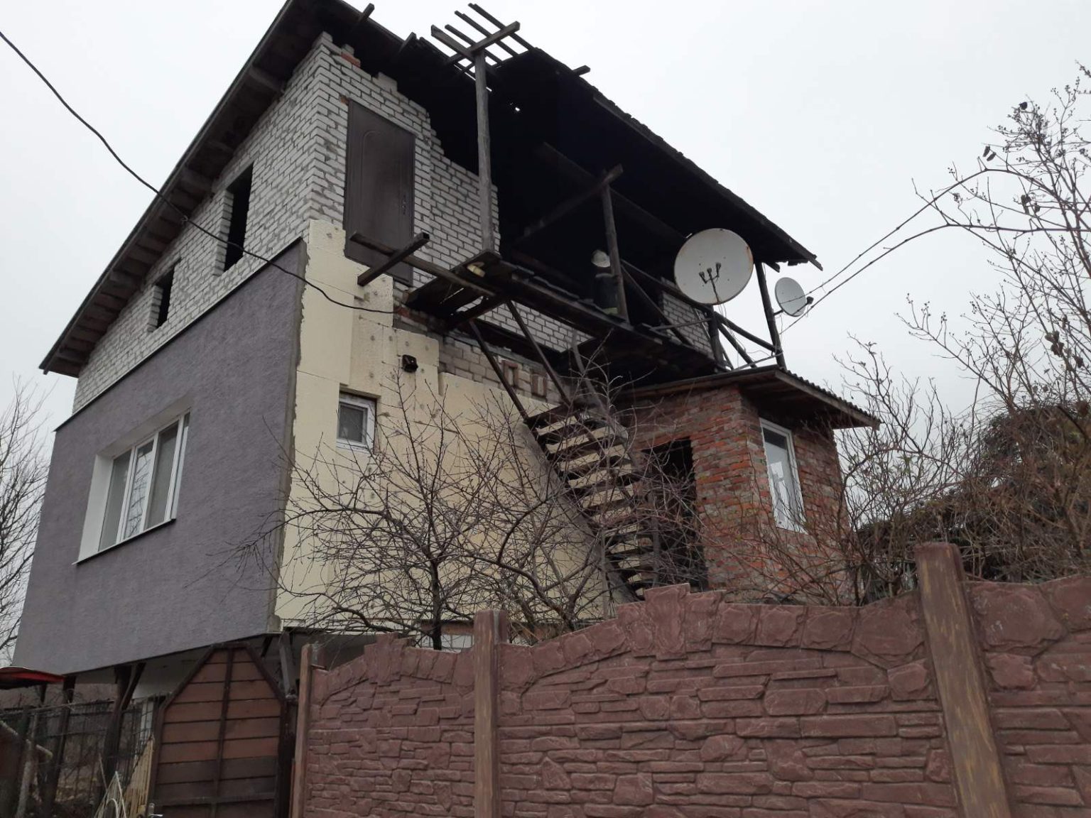 На территории садового общества сгорела большая дача (фото)