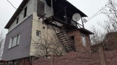 На территории садового общества сгорела большая дача (фото)