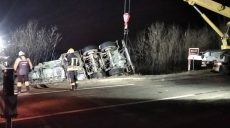 Под Харьковом перевернулся бензовоз (фото)