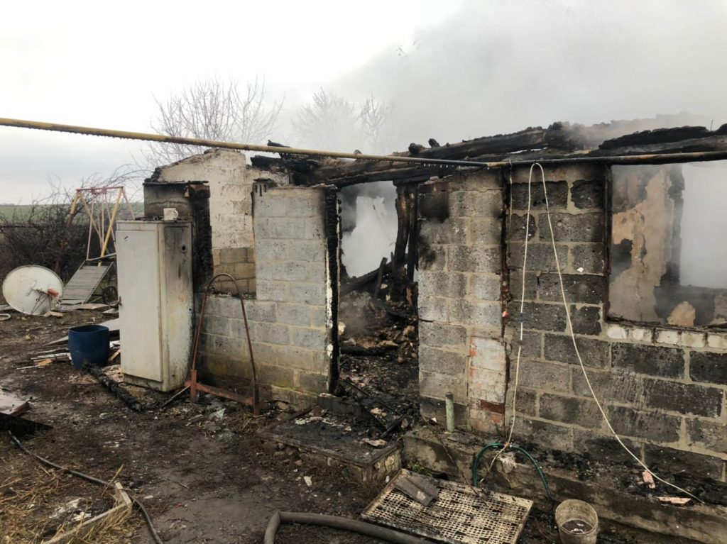 Спасатели больше 8 часов тушили частный дом в Новомосковском районе (фото)