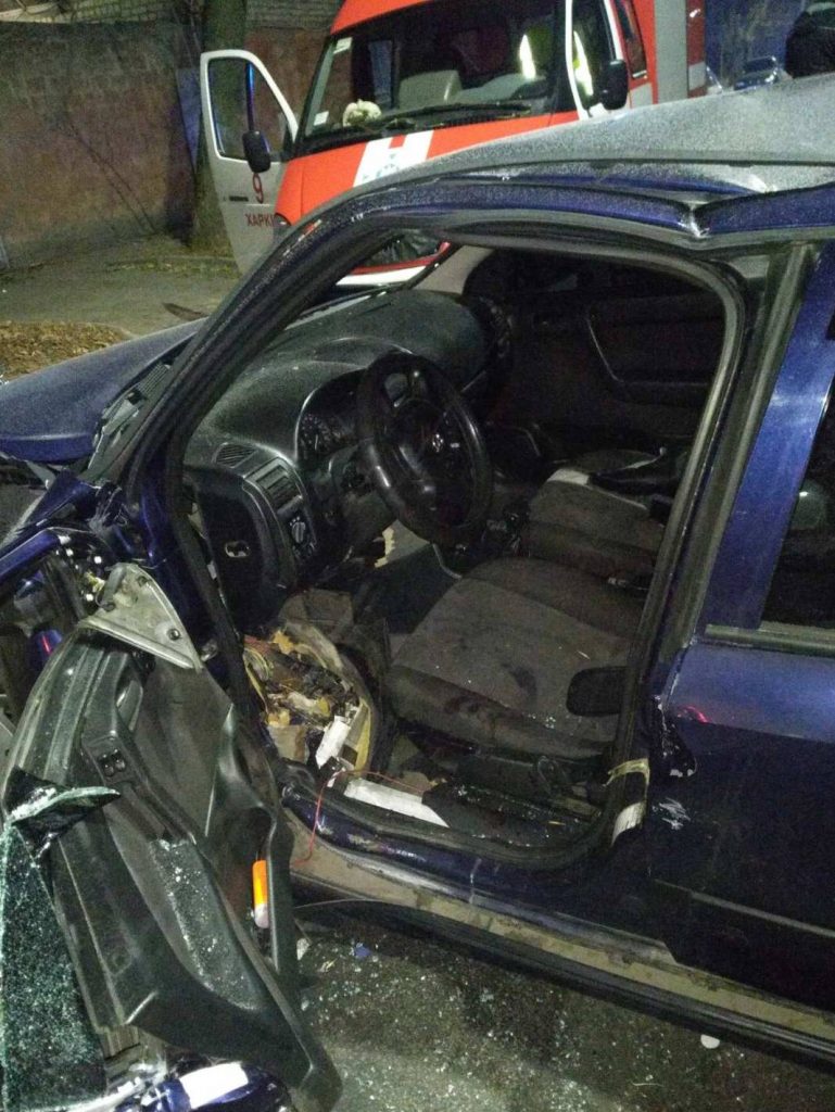 В Харькове спасатели деблокировали 24-летнего парня из покореженного авто (фото)