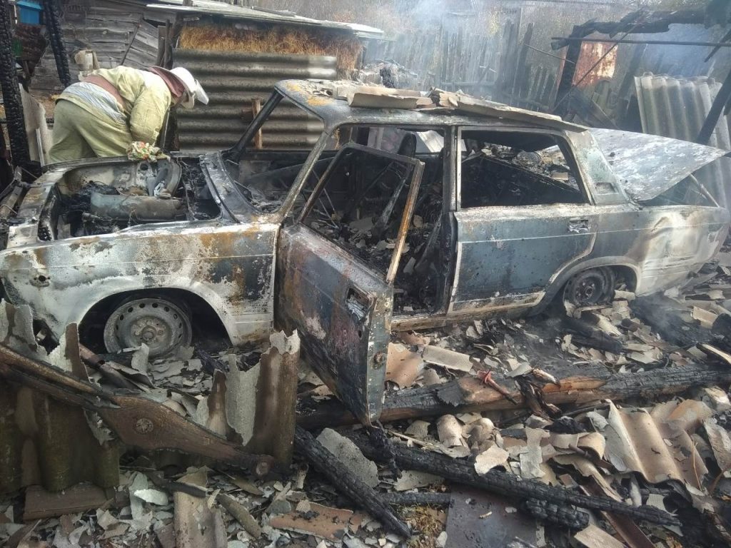 На Харьковщине автомобиль сгорел вместе с гаражом (фото)