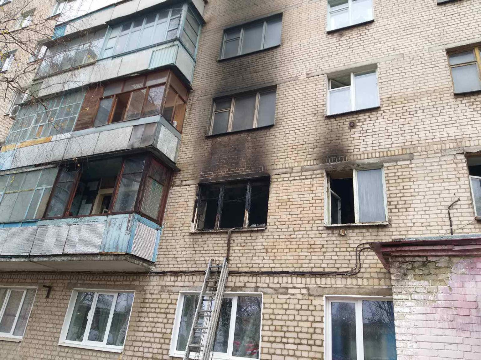 Під час пожежі на Салтівці з дев’ятиповерхівки евакуювали 10 людей (фото)