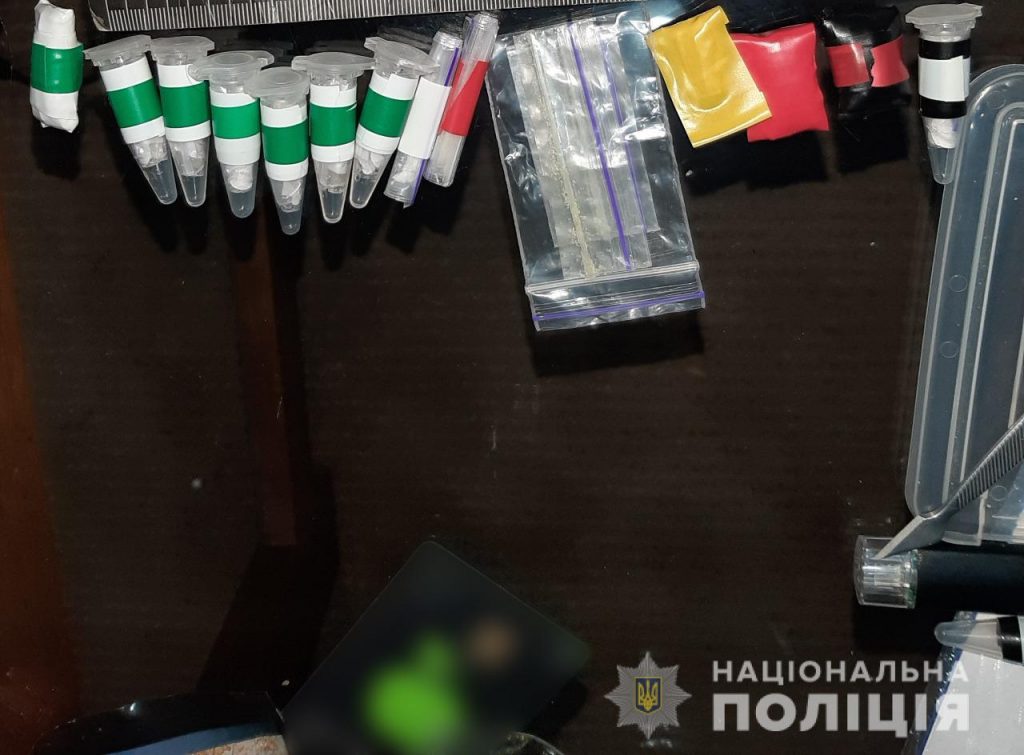 20 грамів за 20 тис. грн: у Харкові поліція викрила наркозакладчика (фото)