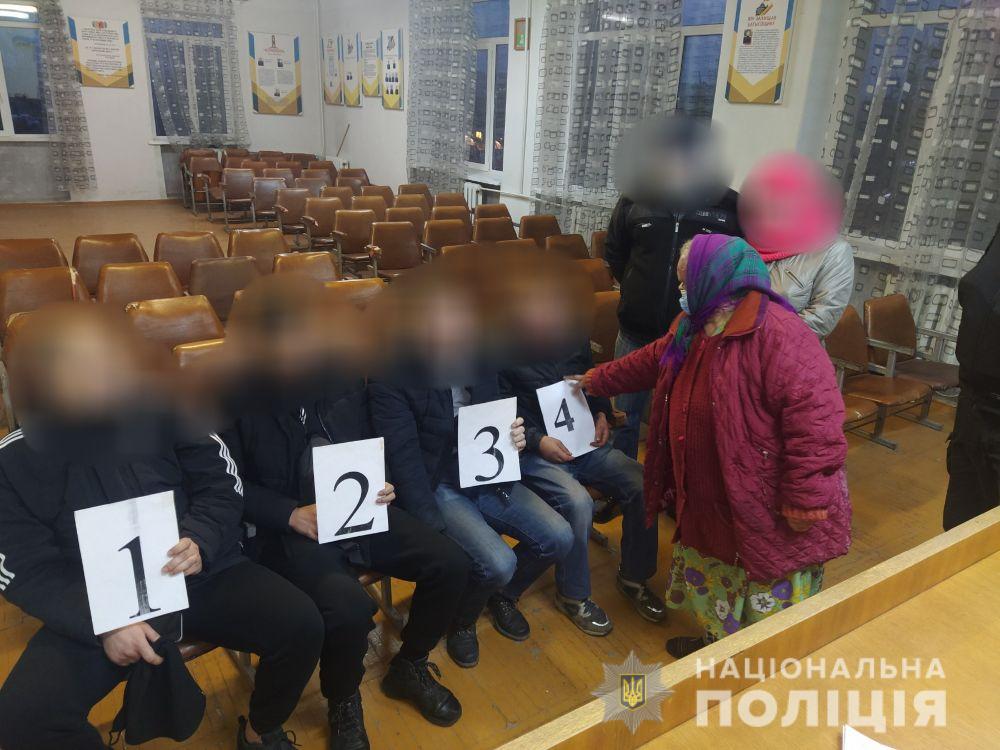 На Харьковщине вооруженный рецидивист избил пенсионерку, а затем заперся в ее доме (фото)