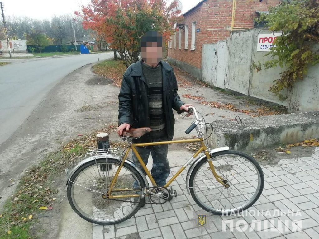 В Харьковской области пьяный мужчина на чужом велосипеде пытался уехать в другой город (фото)