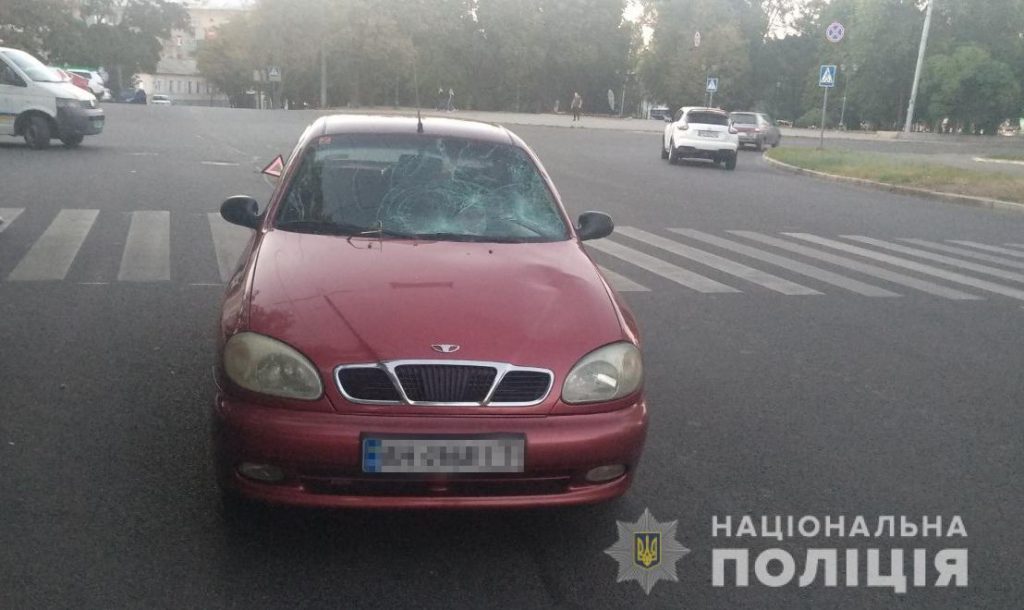 В Харькове водитель наехал на двух пешеходов — полиция ищет свидетелей аварии (фото)
