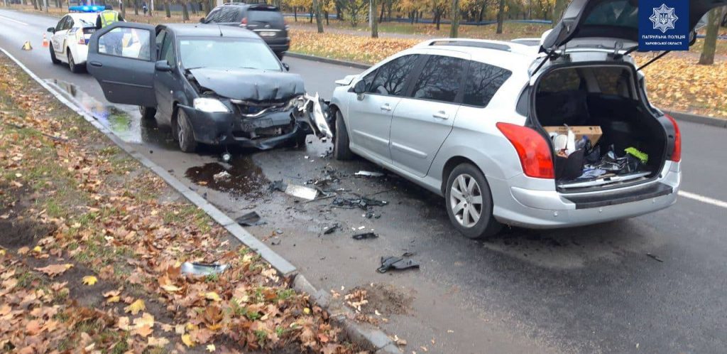 В Харькове водитель Paugeot выехал «на встречку» и столкнулся  с Dacia Logan (фото)