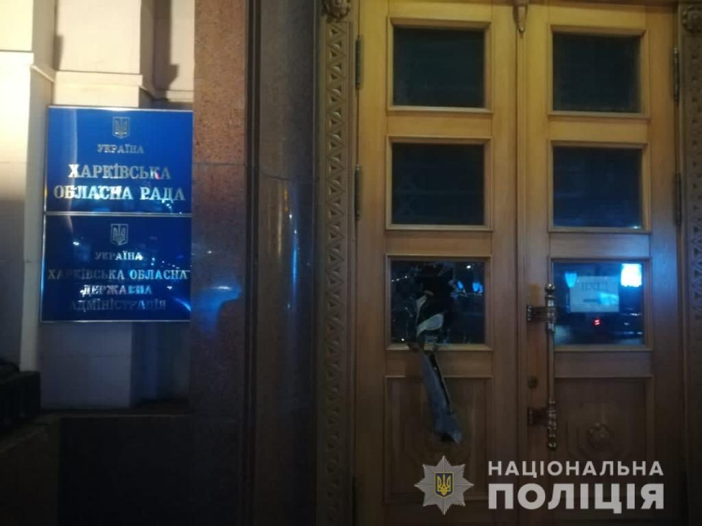 19-летний парень крушил двери здания ХОГА, чтобы поговорить с депутатами