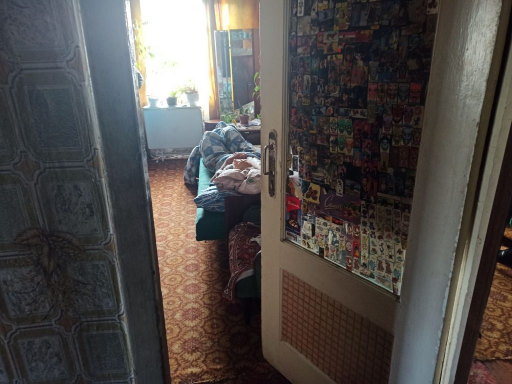 Для спасения пенсионера двери его квартиры пришлось взломать ломом (фото)