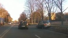 Мужчину на автомобиле вынесло на обочину на Салтовке (видео)