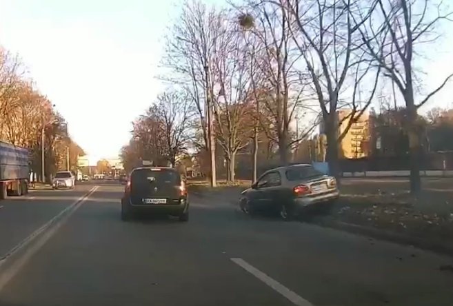 Мужчину на автомобиле вынесло на обочину на Салтовке (видео)