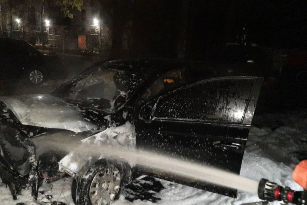 На Харьковщине подожгли иномарку, припаркованную на ночь возле жилого дома (фото)