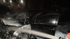 На Харьковщине подожгли иномарку, припаркованную на ночь возле жилого дома (фото)