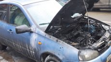 В Харькове во дворе жилого дома сгорел автомобиль (фото)