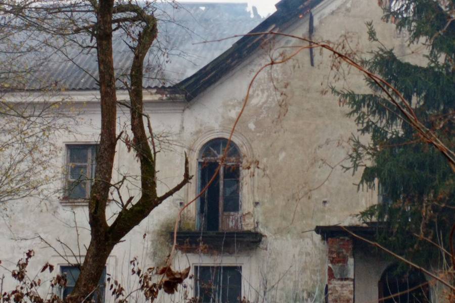 В Харьковской области спасатели потушили пожар в двухэтажном заброшенном здании (фото)