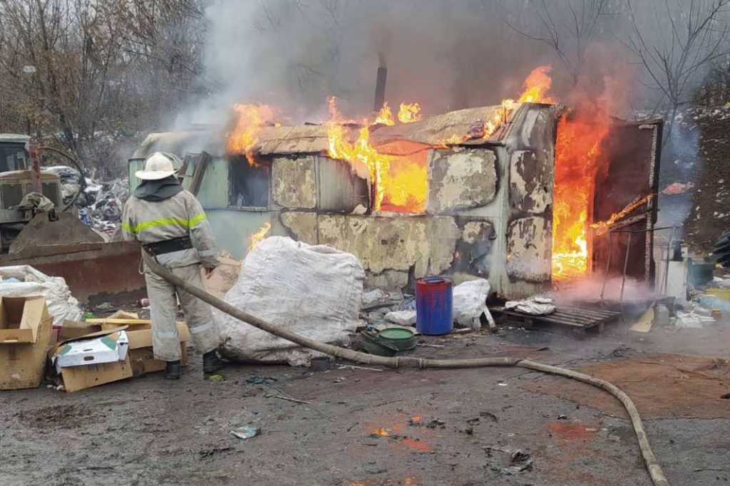 Бездомный, спасая от пожара свой вагончик на свалке, попал в больницу