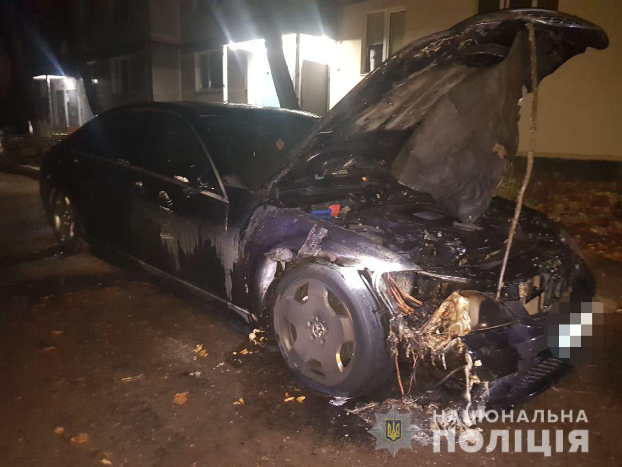 Полицейские устанавливают обстоятельства возгорания двух автомобилей за полтора часа на одной и той же улице