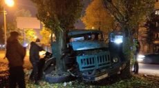 В Харькове пьяный водитель молоковоза протаранил три авто, пытался сбежать, но врезался в дерево (фото)