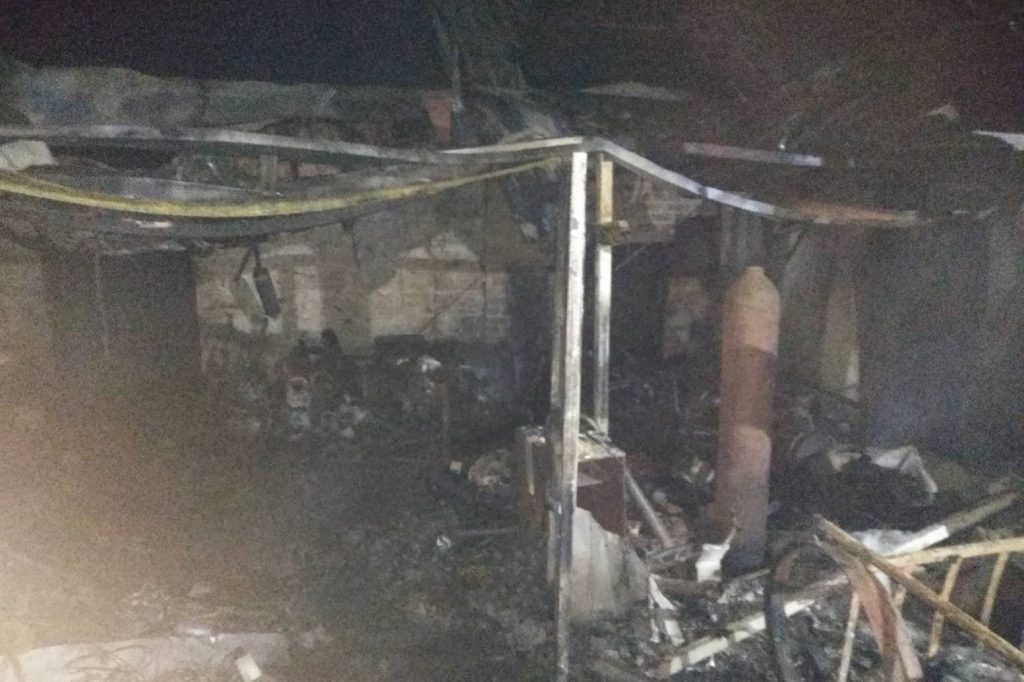 Спасатели спасли от огня жилые дома (фото)