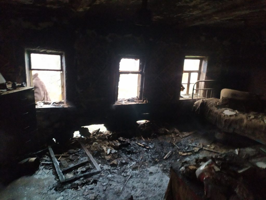 В Валках пожарные вытащили из горящего дома его владельца (фото)