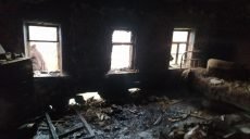 В Валках пожарные вытащили из горящего дома его владельца (фото)