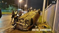На Клочковской Daewoo Ланос въехал в забор и перевернулся (фото)