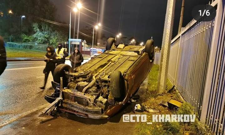На Клочковской Daewoo Ланос въехал в забор и перевернулся (фото)